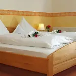 Land-gut-hotel Raeuber Lippoldskrug 호텔 알펠드