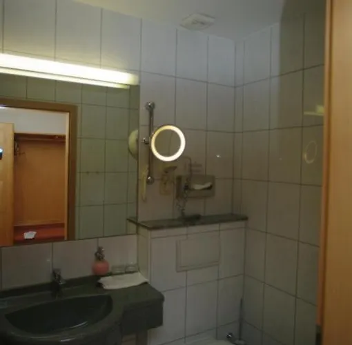 Отель Land-Gut-Hotel Raeuber Lippoldskrug 3*